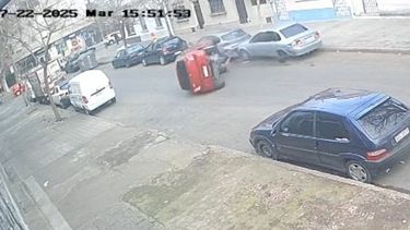 Espectacular choque y vuelco en Brazo Oriental culminó con una mujer con lesiones leves