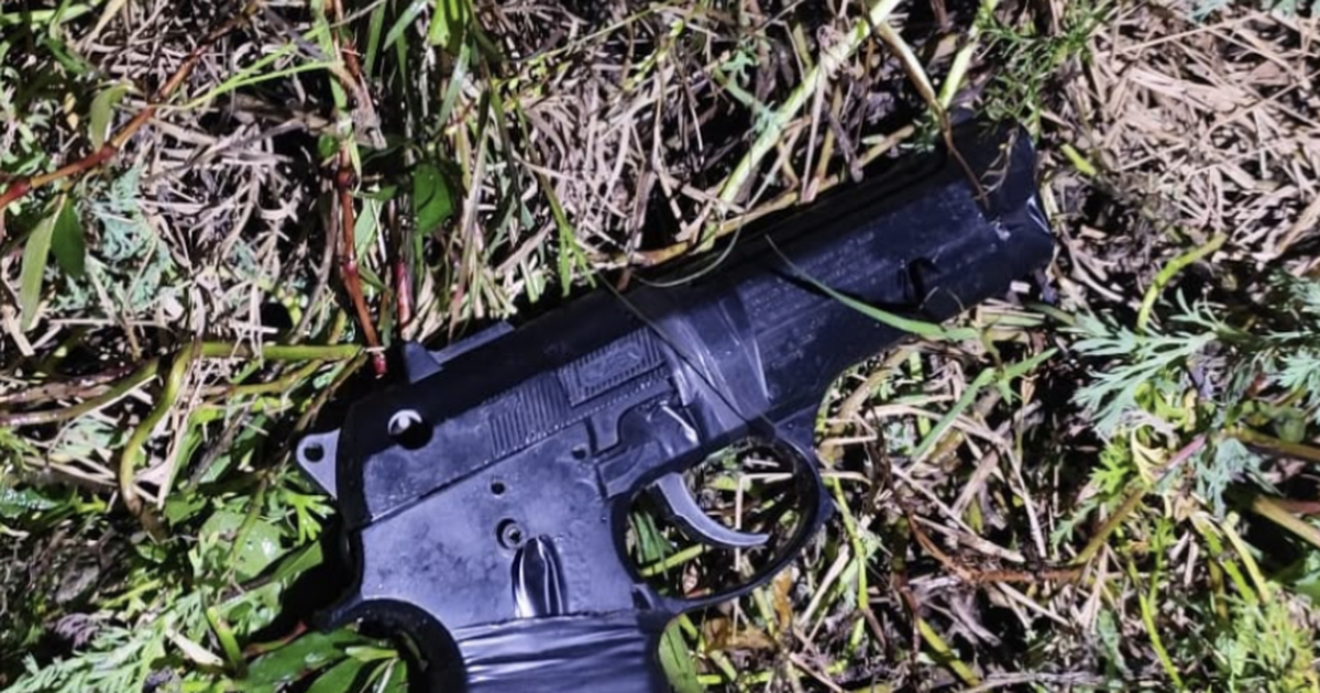 Recuperaron 10 motos robadas y una réplica de pistola durante allanamiento en Suárez