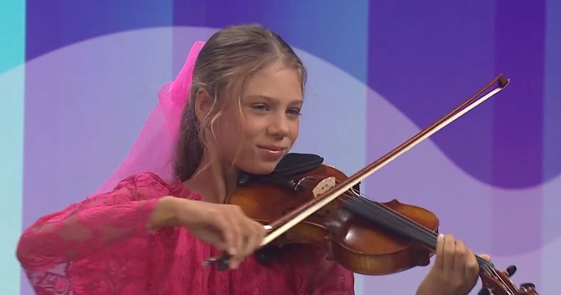 La historia de la niña de 11 años que toca el violín a beneficio de los animales