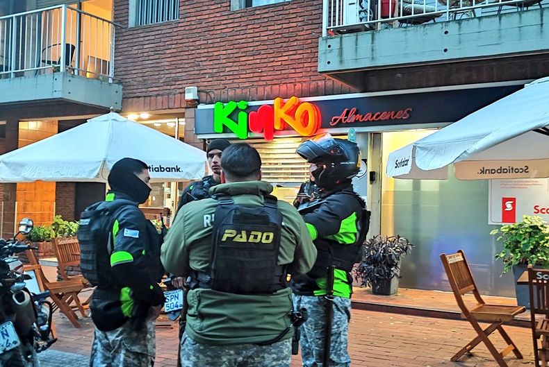 Sospechoso de otros cuatro robos hurtó dinero de un supermercado en Pocitos y escapó corriendo
