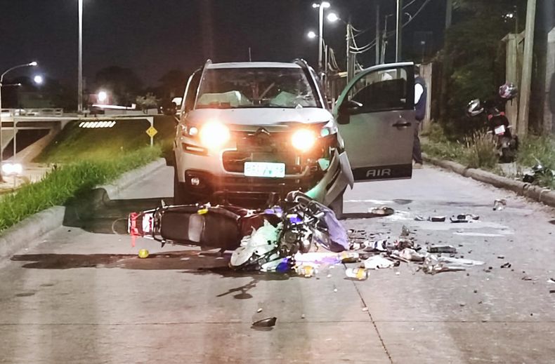 Un auto y una moto chocaron de frente en Nuevo París; el motociclista terminó sobre el techo del otro vehículo