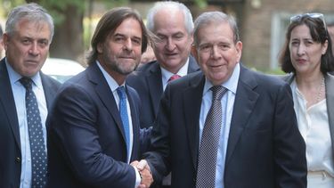 Edmundo González Urrutia se reunió con Luis Lacalle Pou, a quien entregó actas de las elecciones