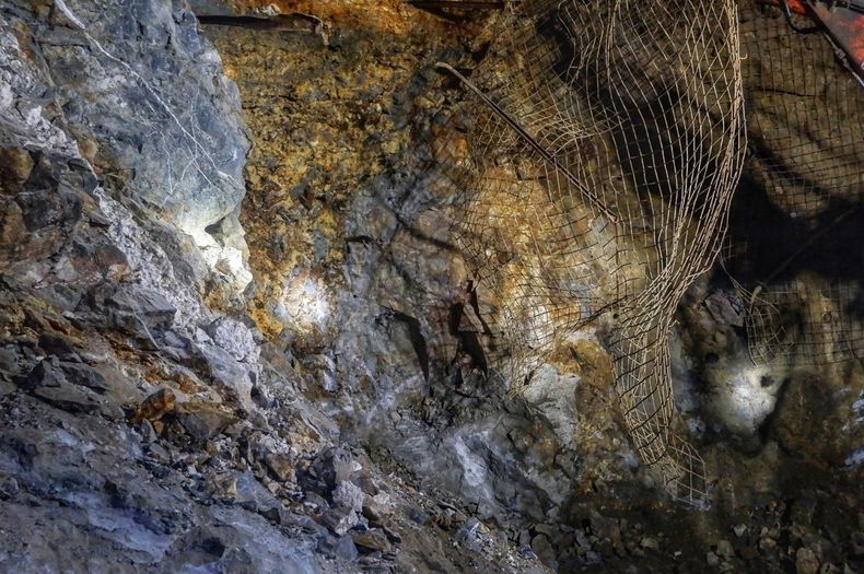 Casi 30 muertos en Angola tras derrumbe de una mina de oro ilegal