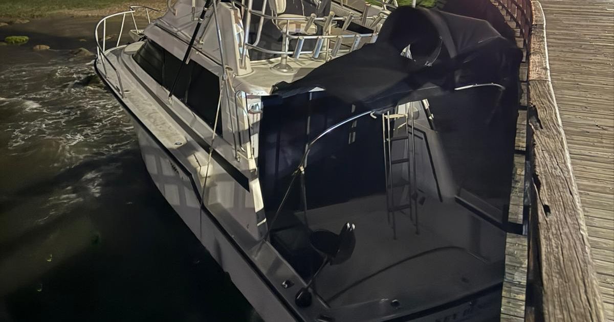 Yate se soltó en el puerto de Punta del Este por fuertes vientos y terminó contra la escollera