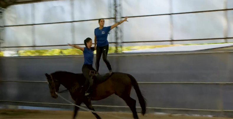 Cruce de Campeones: el surfista Martín Ottado dejó la tabla y probó gimnasia arriba de un caballo