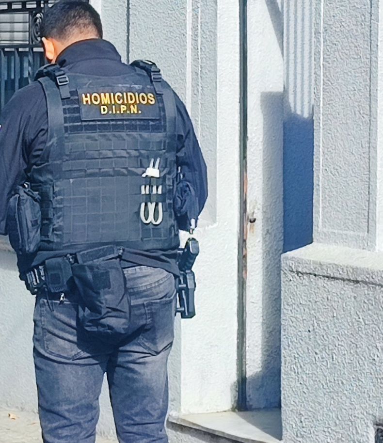 Asesinaron a un hombre en Tres Cruces; la Policía realizó un allanamiento y hay dos detenidos