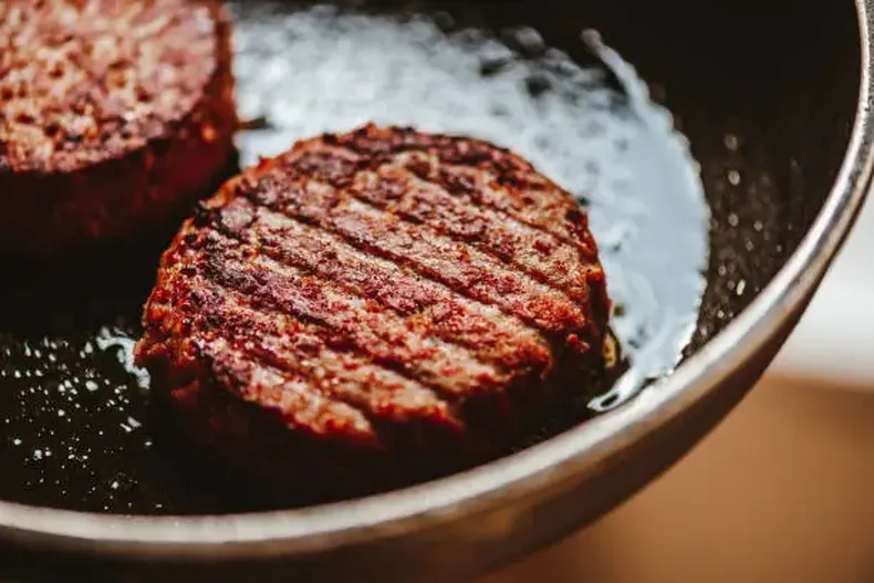 Investigan en Paysandú un presunto caso de intoxicación por hamburguesas: retiraron un lote de forma preventiva