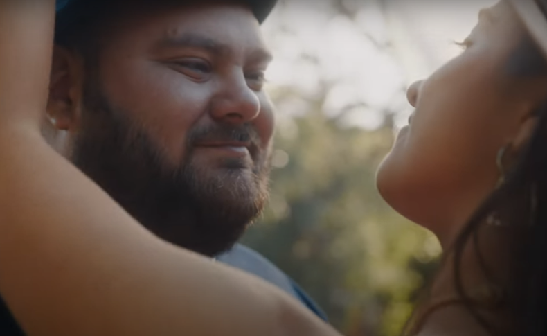 Los cantautores Matías Valdez y Catherine Vergnes en el videoclip de Quiero un sí.