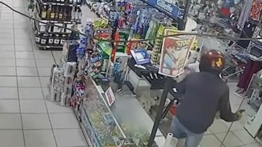 delincuente armado robo un supermercado en salto y pego una patada en la cabeza a un trabajador