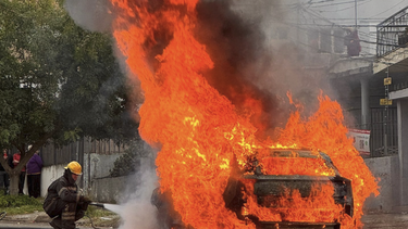 Se incendió un auto eléctrico en la zona de Buceo: Apenas me dio para bajar, dijo su conductor