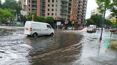 Esquina de Avenida del Libertador y La Paz inundada por intensas lluvias. (Foto de archivo)