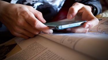 Estudio arrojó resultados positivos sobre restricción de celulares en liceos; Pablo Caggiani pidió cautela