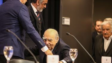 Lacalle Pou ayudó a que Sanguinetti se levante.