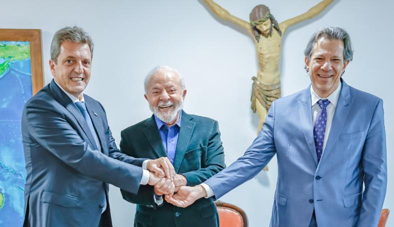 El ministro de Economía de Argentina, &nbsp;Sergio Massa, el presidente de Brasil, Lula Da Silva, y el ministro de Hacienda, Fernando Haddad, en Brasilia.