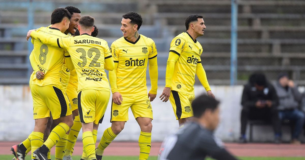 Peñarol venció a Cerro con gol de Abel Hernández y escala en
