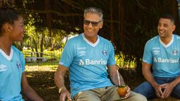 Atilio Ancheta con la nueva camiseta del Gremio, un homenaje a Uruguay.