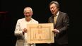 hugo fattoruso recibio una de las maximas condecoraciones de japon: la orden del sol naciente