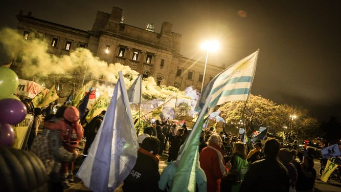 Integrantes del Programa de Vivienda Sindical se movilizaron frente al Palacio Legislativo.