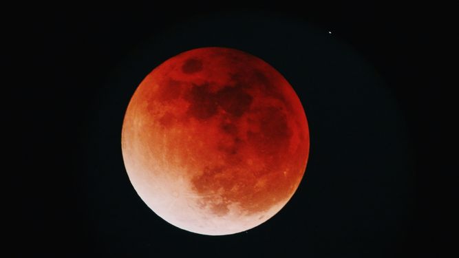 Eclipse lunar parcial en Uruguay: a qué hora comienza y cómo verlo esta noche