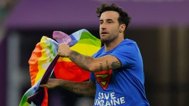 liberaron al hombre que entro con una bandera arcoiris en el partido de uruguay