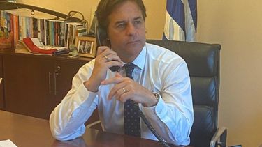Lacalle Pou habló con Zelensky y manifestó su colaboración para terminar con la guerra