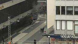 Camión atropelló a una multitud en Estocolmo; hay al menos tres muertos