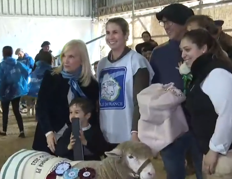 La presidente en ejercicio, Beatriz Argimón, entregó este lunes el premio del campeón macho de la raza ovina Ile de France en la Expo Prado.
