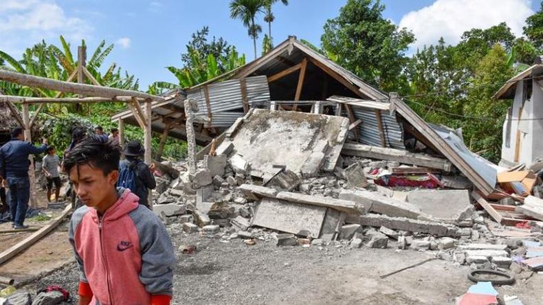 Al menos catorce muertos tras terremoto en Indonesia