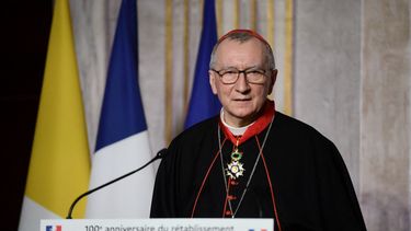 El número dos del Vaticano y su adjunto resultaron positivos al coronavirus
