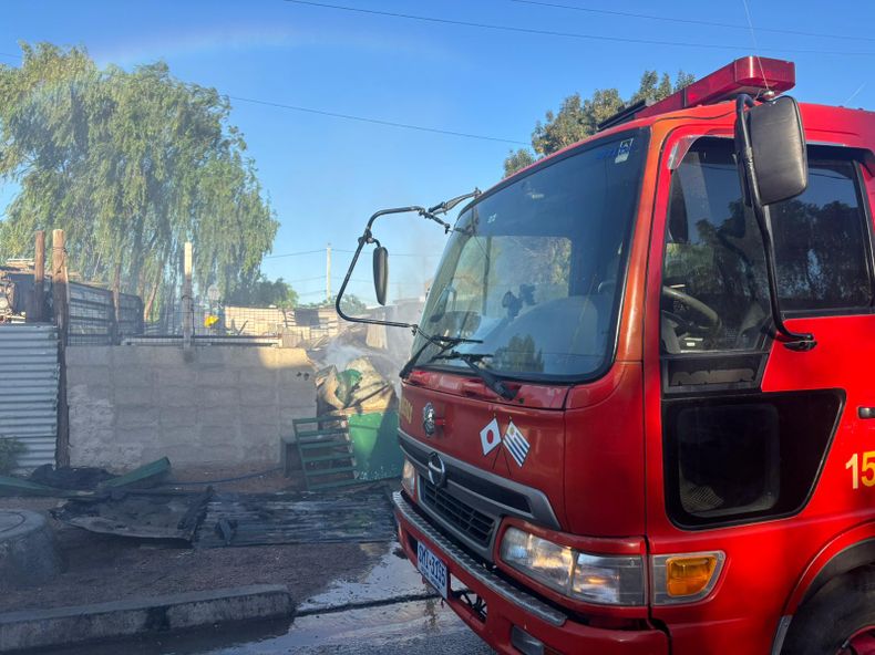 Investigan incendio intencional tras disparos en Flor de Maroñas: vivienda fue consumida por las llamas