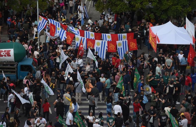 Concentración del Pit Cnt frente al Parlamento contra la reforma de la seguridad social.