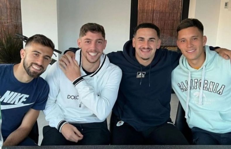 Fede Valverde junto a Diego Rossi, Fabián Píriz e Iván Cartés.