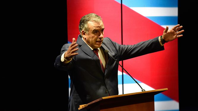 Yamandú Orsi dijo que campaña tiene cosas raras como leyes que se votan a las trompadas