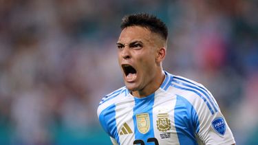 Con doblete de Lautaro Martínez, Argentina venció a Perú y pasó a cuartos con puntaje ideal / AFP