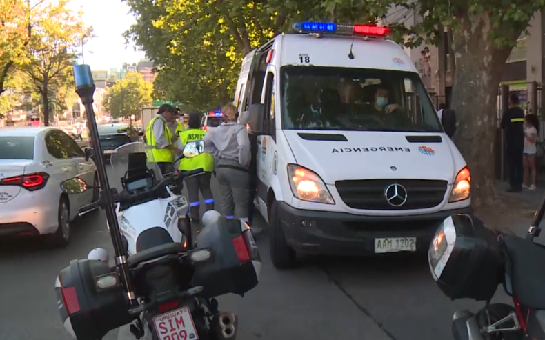 Un hombre fue detenido tras agredir a un inspector de tránsito.