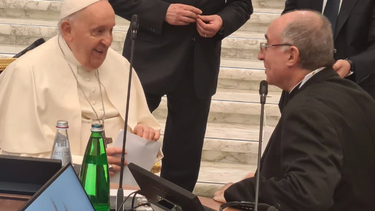 El arzobispo de Montevideo, Daniel Sturla, entregó al Papa Francisco una carta de niños con sus oraciones de paz.