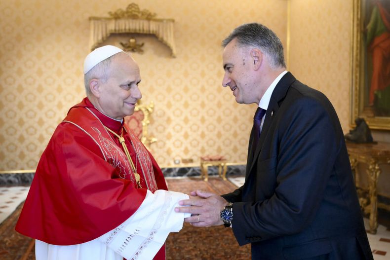 Presidente Yamandú Orsi y papa León XIV.