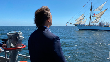 Lacalle Pou abordó el buque ROU 31 Temerario para saludar a los participantes.
