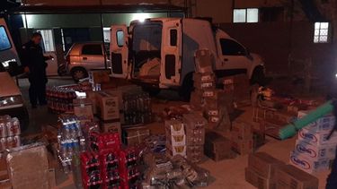 Detuvieron a dos jóvenes con más de 200 kilos de comestibles de contrabando