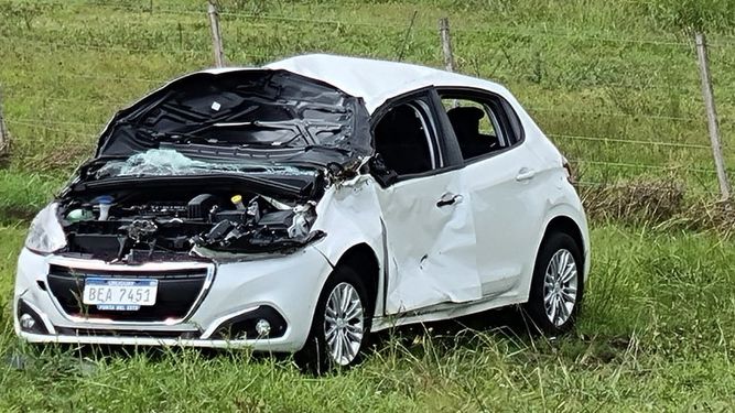 Dos autos volcaron por los fuertes vientos en Maldonado