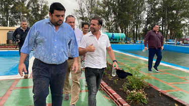 Nicolás Olivera junto al presidente Luis Lacalle Pou durante una recorrida por Paysandú; al costado se encuentra Alejandro Astesiano.