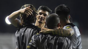 Peñarol venció 3-1 a Villa Española y quedó como único puntero en las dos tablas