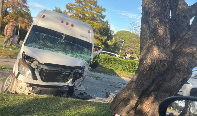Camioneta que trasladaba adolescentes chocó con un auto en Avenida Italia; uno resultó con politraumatismo