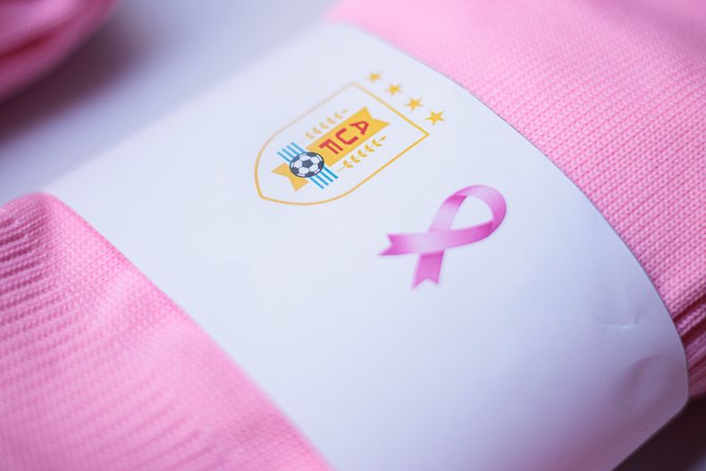 Cáncer de mama: AUF subastará medias firmadas por jugadores de la Selección para apoyar al Clínicas