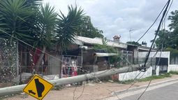 Cayeron columnas en barrio Emancipación y tendido eléctrico está sobre la calle: Menos mal que no había niños