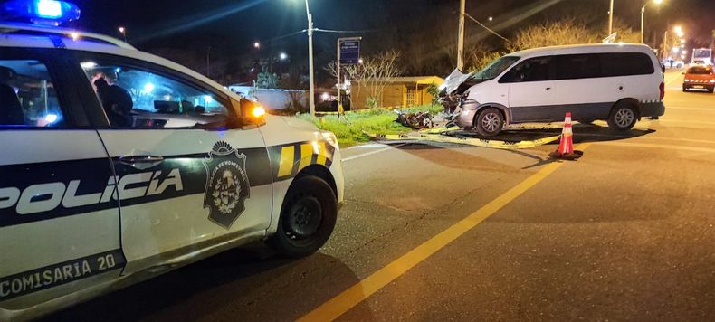 Un motociclista falleció tras choque contra camioneta.