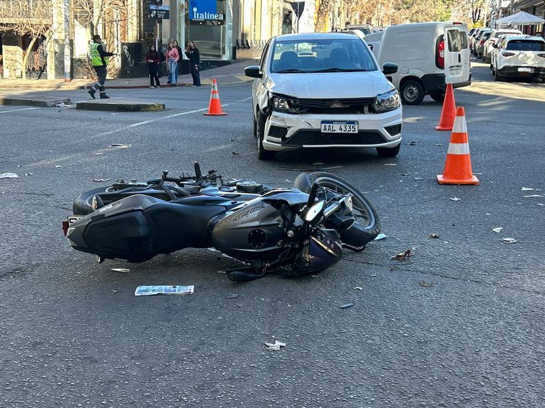 Choque entre un auto y una moto dejó herida a una funcionaria policial en Cordón Sur