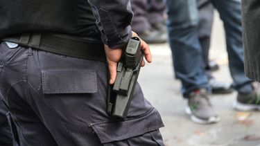 Atropelló a un hombre, fue detenido por un peatón y le robaron la billetera