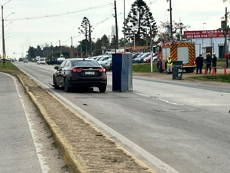 Un auto intentó esquivar una moto y atropelló al acompañante que había saltado; el motociclista fugó