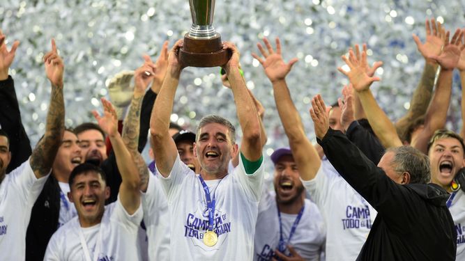 Defensor Sporting pasó a la historia&nbsp; como el primer campeón de la Copa AUF Uruguay.